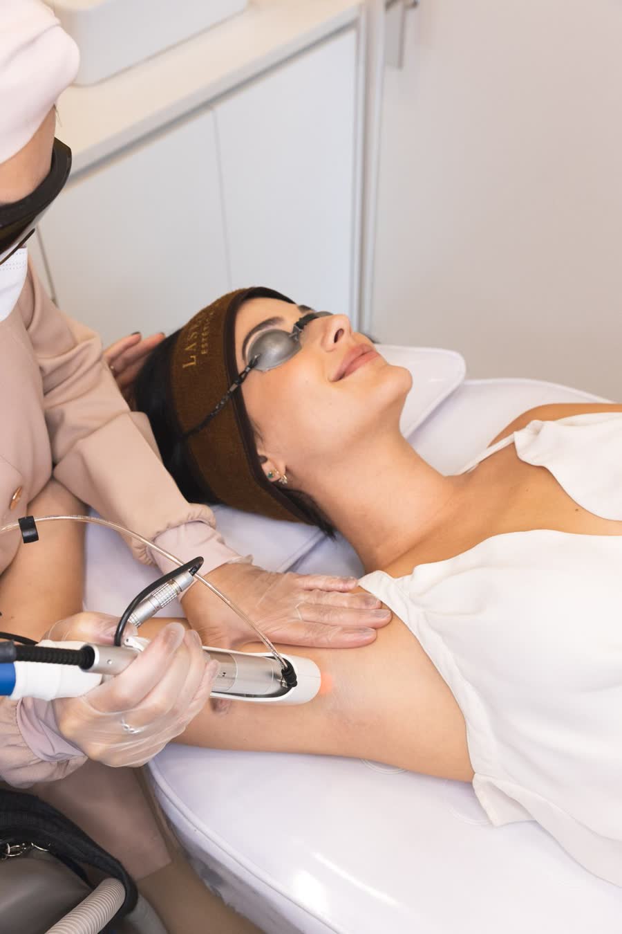 Cliente durante uma sessão de depilação a laser na axila