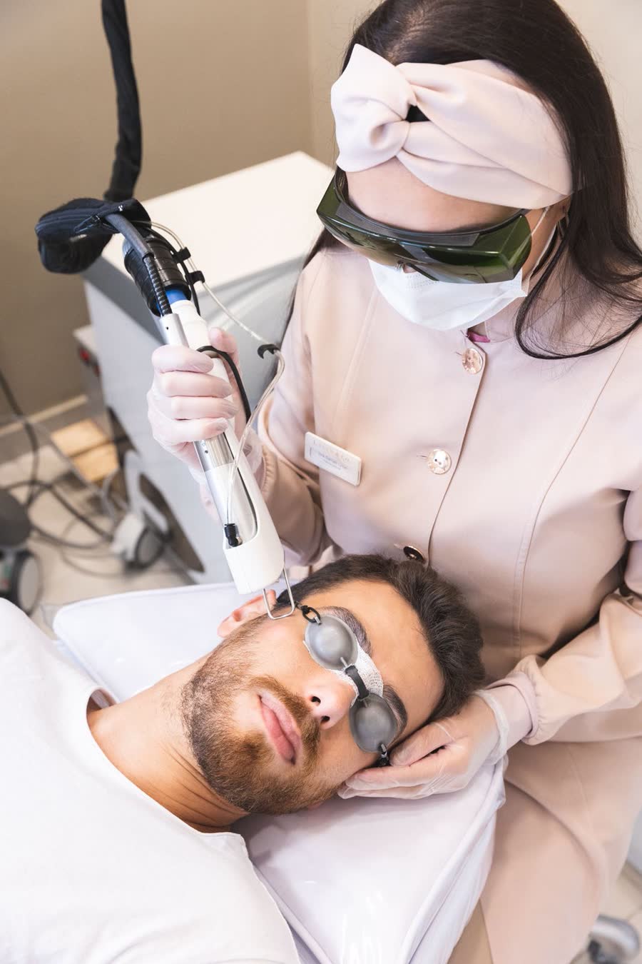 Homem durante uma sessão de depilação a laser na faixa de barba